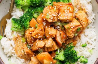 Easy Slow Cooker Honey Sriracha Chicken (5-Ingredients)